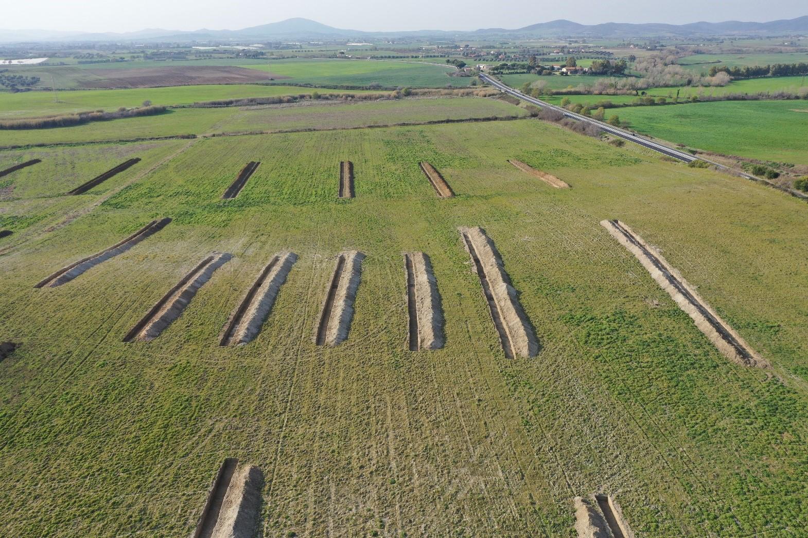 Montalto di Castro (VT), veduta aerea su trincee sulla via Aurelia